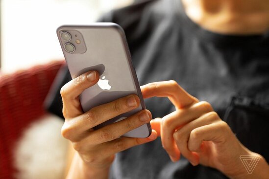 Sərnişinlərə "Airdrop"la şəklini göndərdi, təyyarədən qovdular