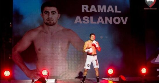 Azərbaycanlı "Lord" hakimlərə etiraz olaraq rinqi tərk etdi - VİDEO