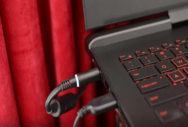 Noutbuku daim şarjda saxlamaq olarmı?