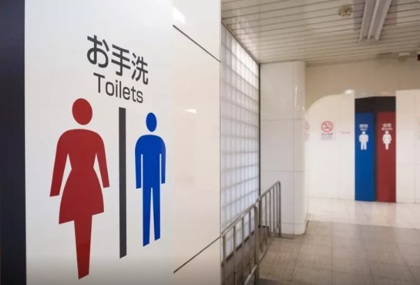 Məmur tualetdə kişini dişlədi