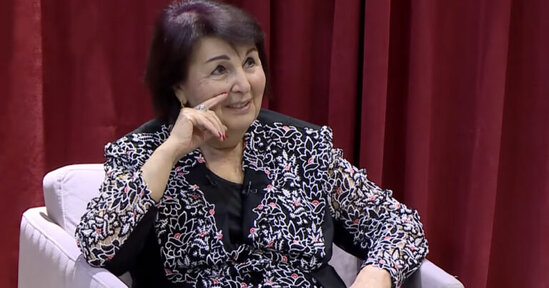 Xalq artistindən SƏRT İRAD: "Aparıcı da efirdə sırtıq-sırtıq gülər?"