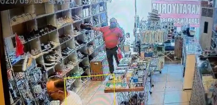 Geyim mağazasındakı oğurluq anı kameraya düşdü - VİDEO