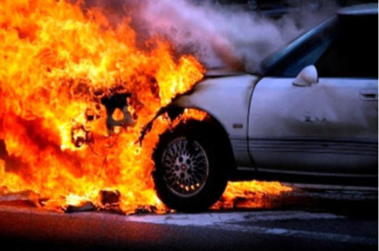 Qaradağda maneəyə çırpılan maşın alovlandı