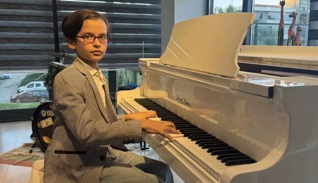 10 yaşında liseyi bitirdi: "Məktəbi bitirməyim 2 il çəkdi" - VİDEO