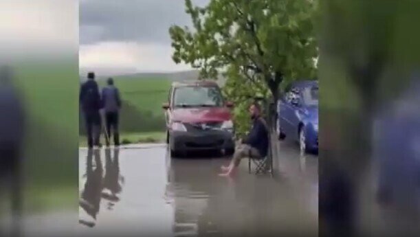 Gölə dönən yolda balıq tutmağa çalışdı - VİDEO