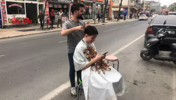 Müştərisinin zəlzələ zamanı yarımçıq qalan saç düzümünü küçədə davam etdi - VİDEO