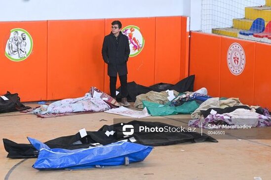 Zəlzələ zonasında həyatını itirən insanların qalaqlanmış nəşləri - FOTOREPORTAJ