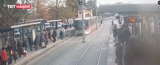 Tramvayın altında qalmaqdan son anda xilas olundu-VİDEO