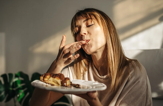 Qıcıqlandırıcı səslər şirniyyat istəyini artırır?