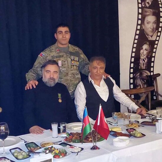 Oktay Kaynarcaya medalını verən qazidən tənqidlərə cavab