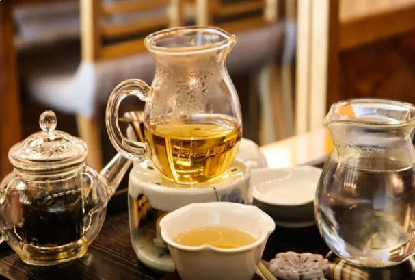 Yeməkdən dərhal sonra çay içməyin - Zərəri