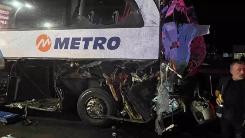 Avtobusla yük maşını toqquşdu: 2-si ağır olmaqla 12 yaralı var