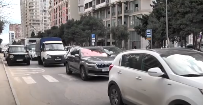 "Sığortanı, polisi gözləyirəm" bəhanəsi ilə tıxac yaradanlar - VİDEO