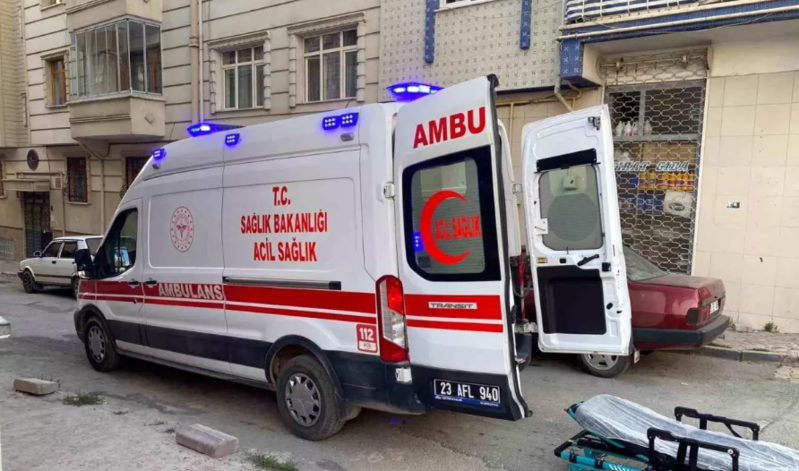 Psixoloji problemləri olan qadın uşaqlarının gözü önündə boğazını kəsib