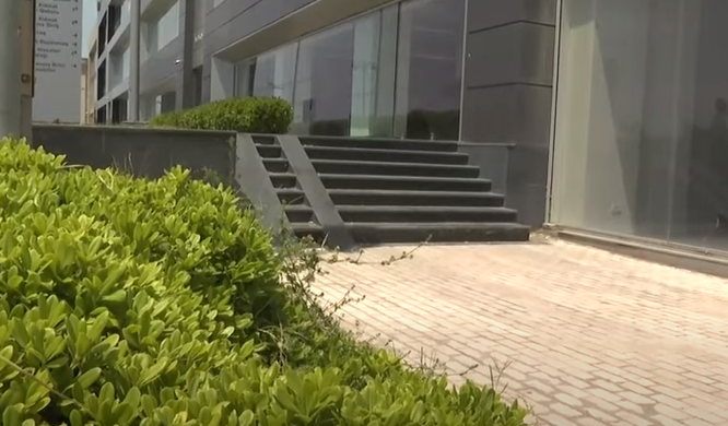 Paytaxtın müxtəlif küçə və prospektlərində panduslar var, amma...- Hündür və sürüşkən olan... - VIDEO