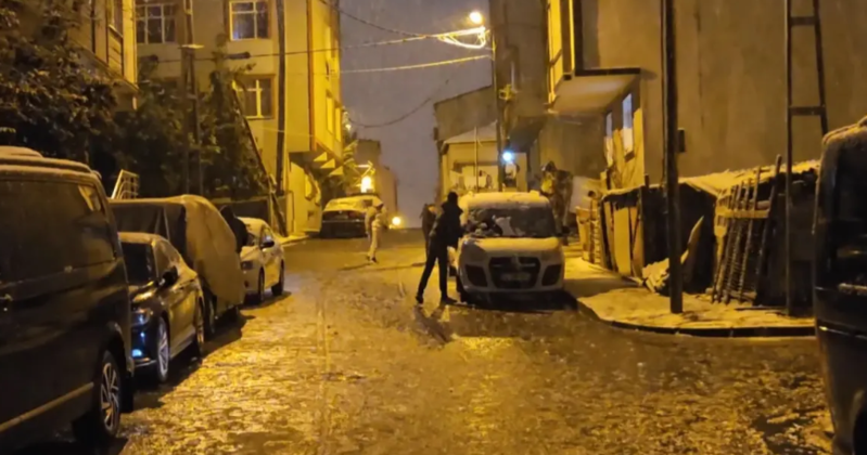 Qar yağarkən parkda dostunu təraş etdi - VİDEO