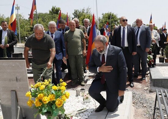 Paşinyan hərbi məzarlığa gəldi - Valideyn və jurnalistlər zorla uzaqlaşdırıldı - FOTO