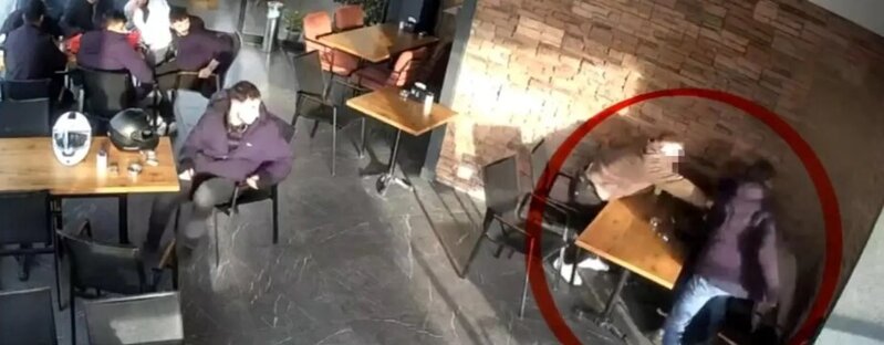 Şirniyyat evində dəhşət: Səbəbsiz yerə bıçaqla hücum etdi - VİDEO