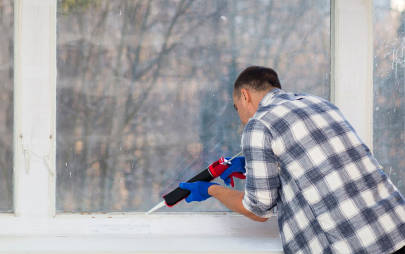 Pəncərəni düzəltmək istəyirdi, yıxılıb öldü