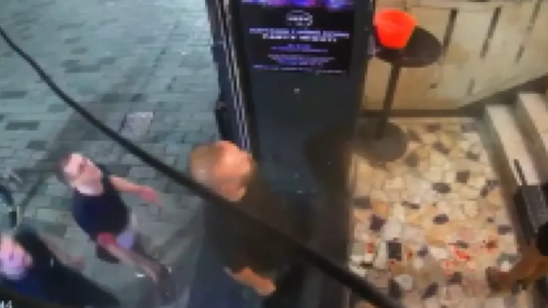 Qadın gecə klubunda qısqanclıq zəminində 3 nəfəri yaraladı - VİDEO