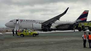 Hava limanına enən təyyarə yük maşını ilə toqquşub