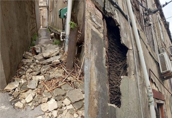 Bakıda güclü külək yaşayış binasını uçurdu