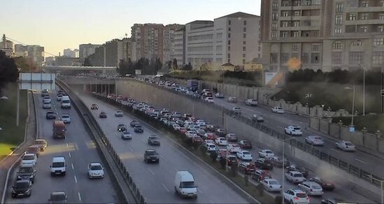 Bakının mərkəzi prospektində baş verən qəza sıxlığa səbəb oldu - FOTO