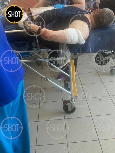 Məhkəmə binasında qanlı qarşıdurma: Müttəhimin nəzarətçilərə hücum anı kamerada - FOTO/VİDEO