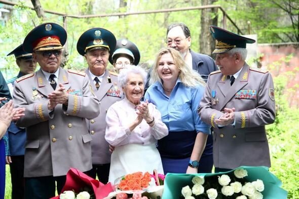 100 yaşı münasibətilə vals oynadı, şərəfinə parad təşkil edildi: Almatıdan maraqlı görüntülər - FOTO/VİDEO