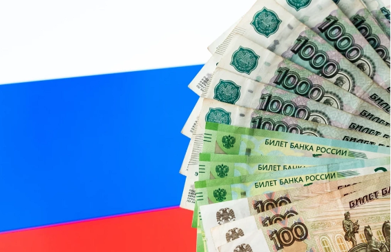 Rusiyada fabrikdə bütün işçilərin pulu bir nəfərin kartına köçürüldü