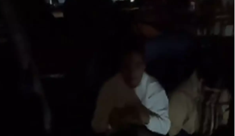 Mağazanın açılışı şərəfinə paylanacaq hədiyyə çanta üçün küçədə çadır qurub gözlədilər - VİDEO