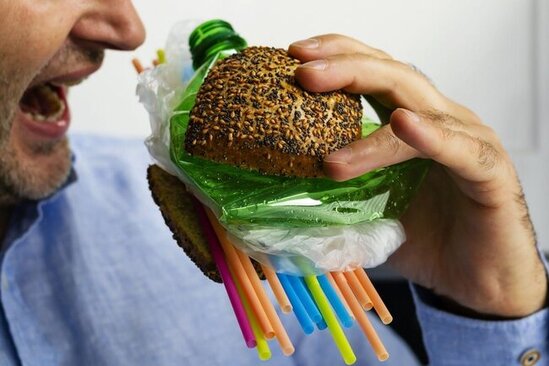 İldə 260 qram plastik yeyirik - Həkimdən xəbərdarlıq