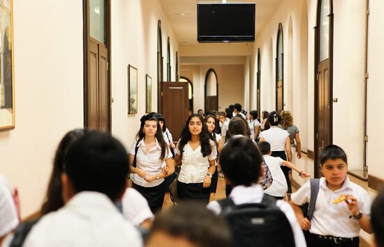 Uşaqlar məktəb direktoruna ETİRAZ etdilər