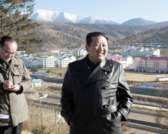 Bu ölkədə liderin paltosundan geyinmək QADAĞAN edildi