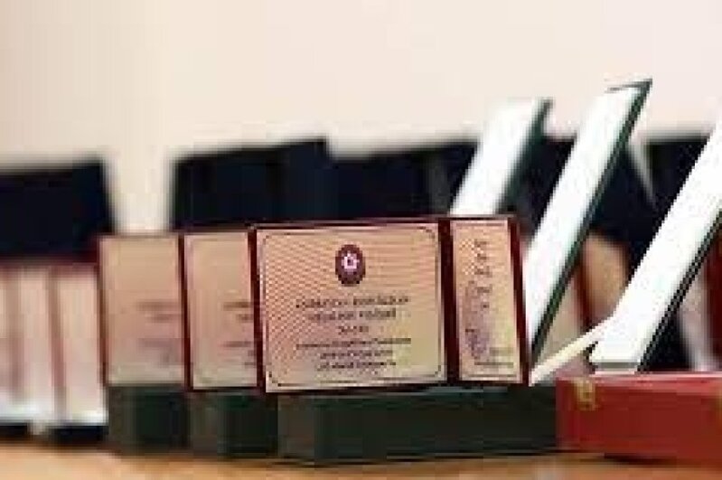 Fəxri adlar məsələsi yenidən gündəmdə - fərqli rəylər