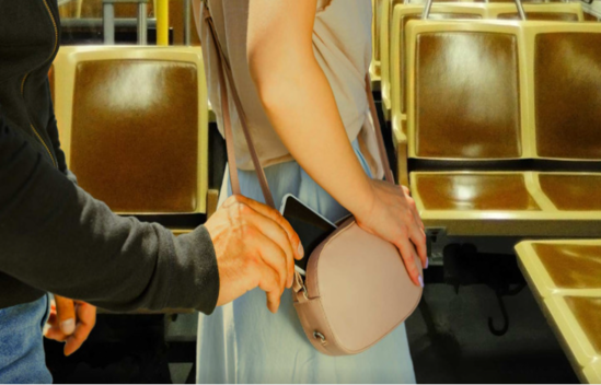 Metroda qadını qarət etdi