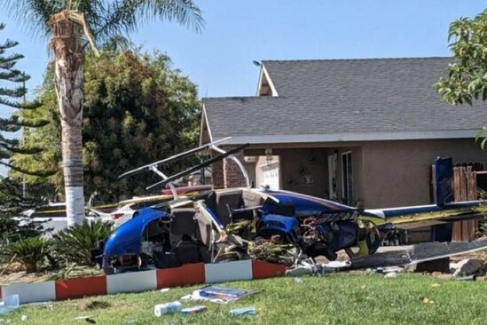 Kaliforniyada helikopter şəxsi evin həyətindəki palma ağacına çırpılıb - VİDEO