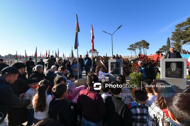 Polad Həşimov doğum günündə məzarı başında yad edildi - FOTO
