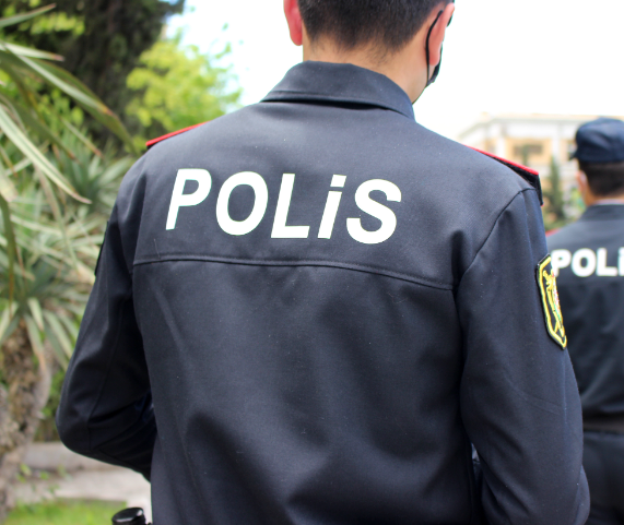Azərbaycanda polis əməkdaşı yol qəzasında ağır yaralanıb