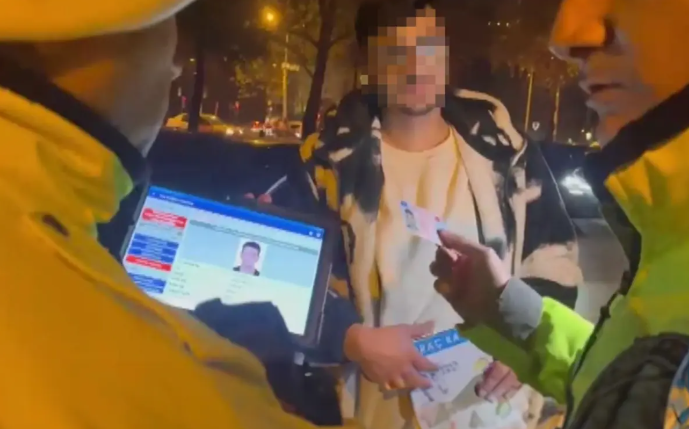 Yol nəzarətində maraqlı hadisə: dostunun sürücülük vəsiqəsini verdi, cərimədən qaça bilmədi