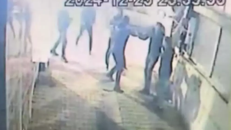 Küçədə təqib edildiklərini düşünüb polisləri döydülər