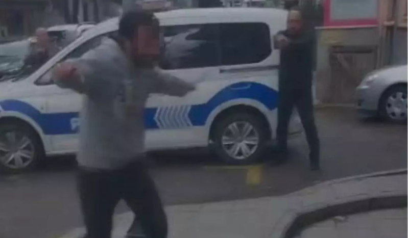 Polisə bıçaq çəkən şəxs görün necə zərərsizləşdirildi