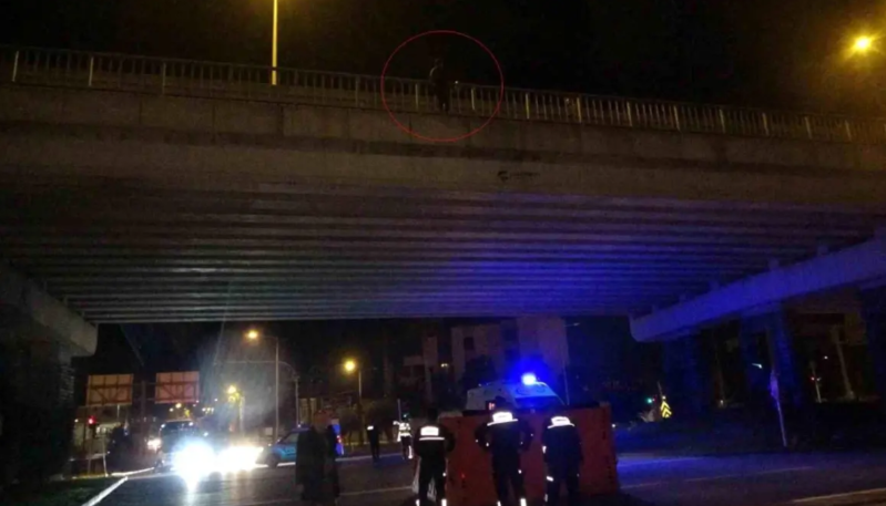 İntihara cəhd edən qadına təhqiramiz reaksiya verən şəxs saxlanıldı - VİDEO