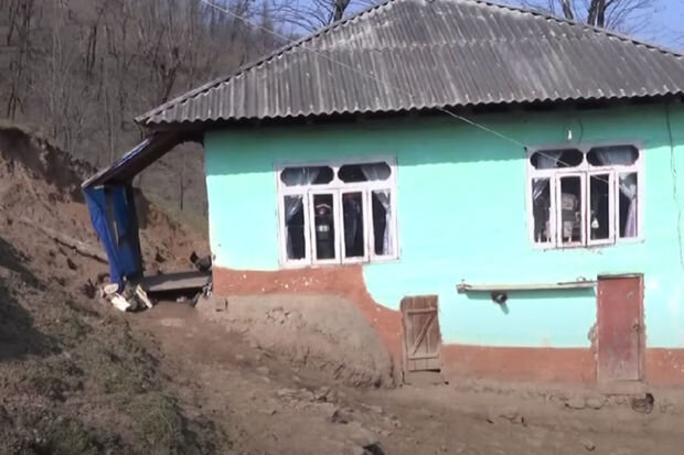 Astarada torpaq sürüşməsi: Evlər təhlükədədir - VİDEO