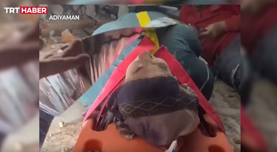 Yaşlı qadın 100 saatdan sonra dağıntılar altından çıxdı-VİDEO