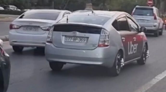 Müştəri səhv ünvana gedən "Prius" sürücüsünün qarnını dişlədi, sonra isə bıçaqladı