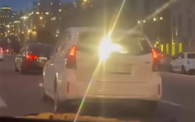 Maşına projektor yerləşdirən sürücü təhlükə yaratdı - Video