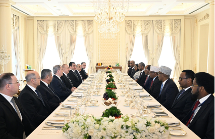 Prezident İlham Əliyevin Somali prezidenti ilə lanç əsnasında geniş tərkibdə görüşü olub