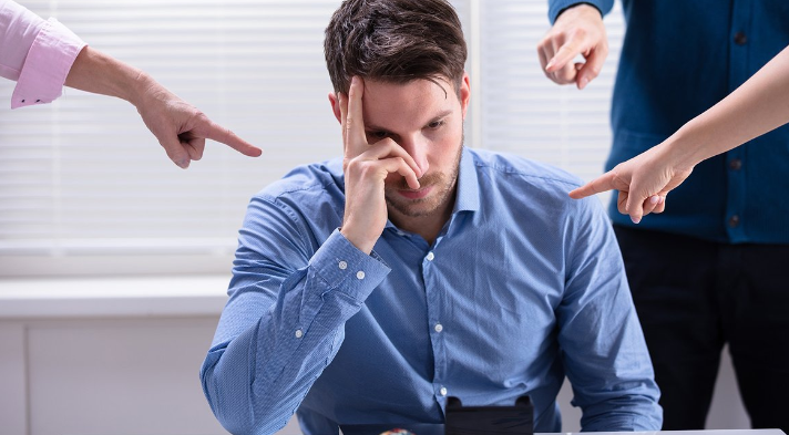 İş yerində mobbinq insanın psixologiyasına necə təsir edir? - AÇIQLAMA