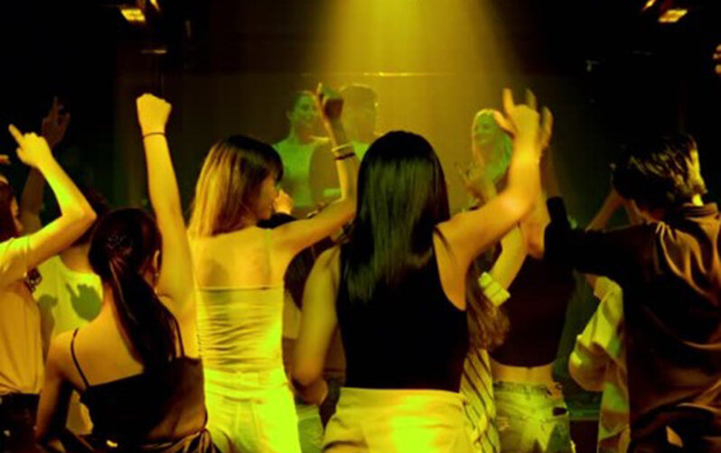 Bakıda "pub"da çəkdiyi əxlaqsız videoları paylaşdı - Həbs olundu